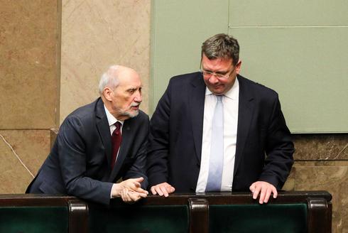 Antoni Macierewicz i Michał Wójcik na sali sejmowej / fot. PAP