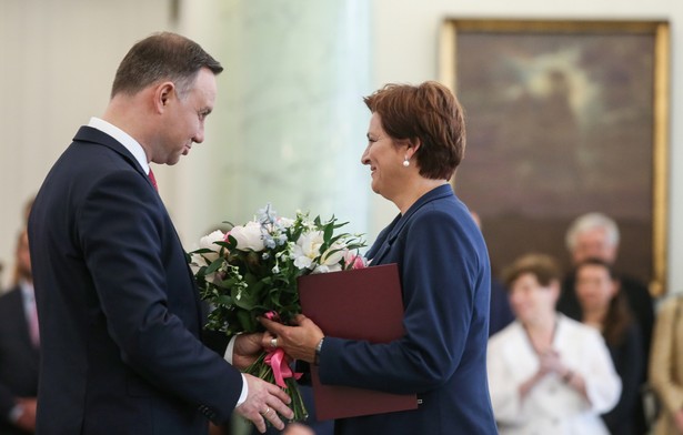 Andrzej Duda wręcza nominację Halinie Szymańskiej