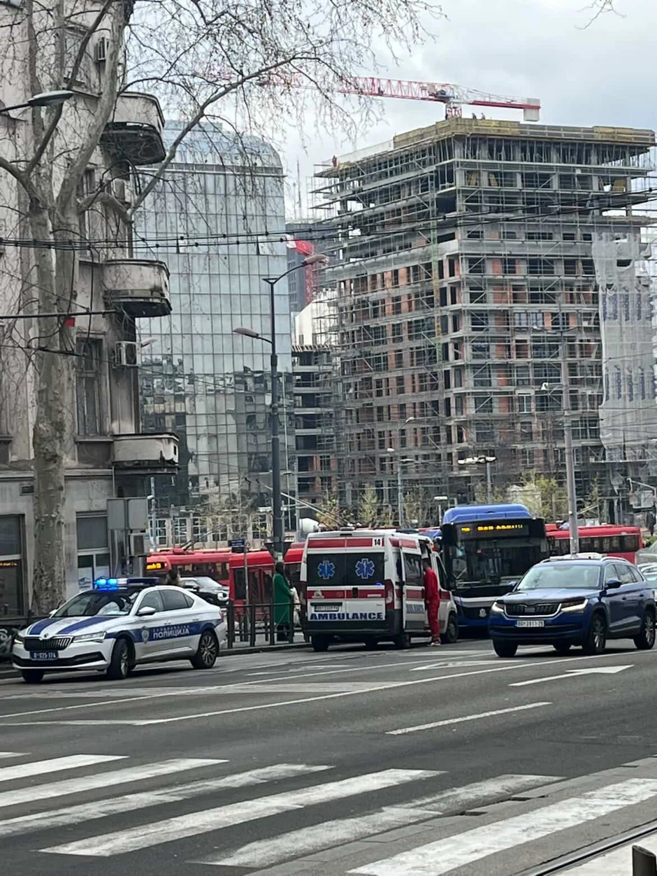 Sudar automobila i autobusa na Slaviji