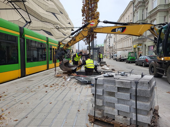 Na Al. Marcinkowskiego dotarł pierwszy transport nowych drzwi fot. PIM