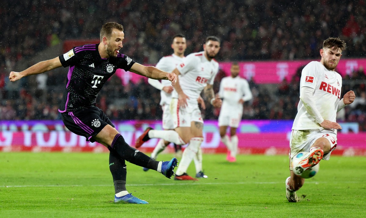 Harry Kane (z lewej) ma coraz większe szanse na pobicie rekordu Roberta Lewandowskiego