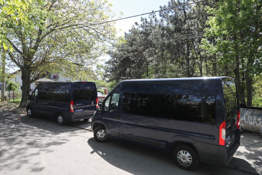 Policija  obilazi teren oko kuće u potrazi za oružjem