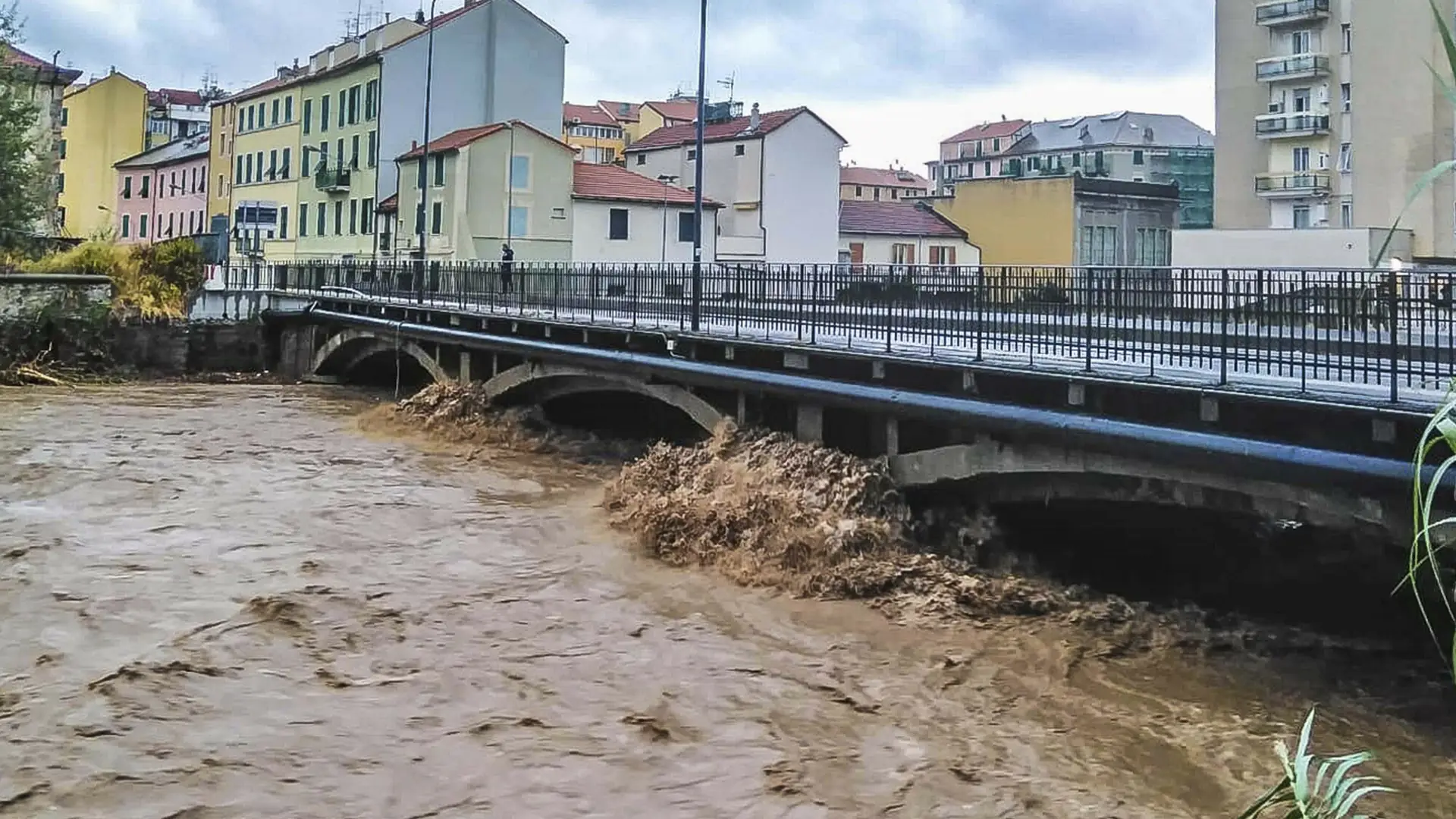 "Bomba wodna" we Włoszech. W ciągu doby spadło ponad 75 cm deszczu. To europejski rekord