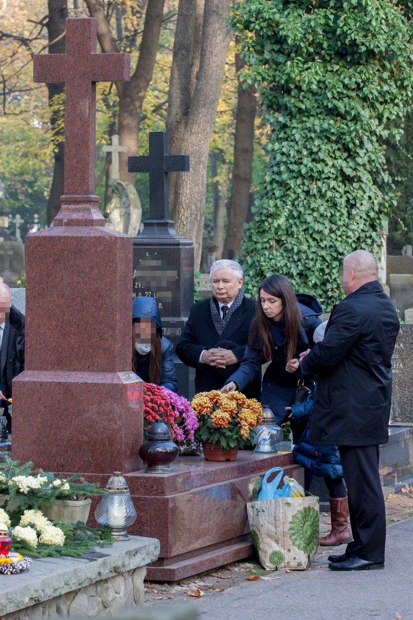 Kaczyński z Martą i jej córkami na Powązkach