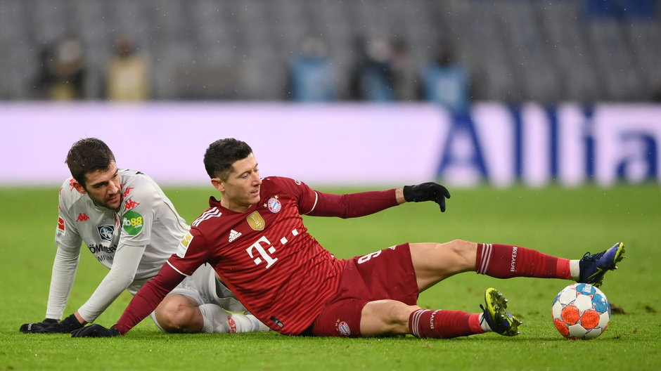 Robert Lewandowski (w prawej) w meczu z Mainz