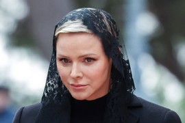 Niko ne nosi CRNINU kao NAJTUŽNIJA PRINCEZA: Šarlin od Monaka na sahrani pape elegantna i dostojanstvena - na glavi čipkani veo, u ruci Prada