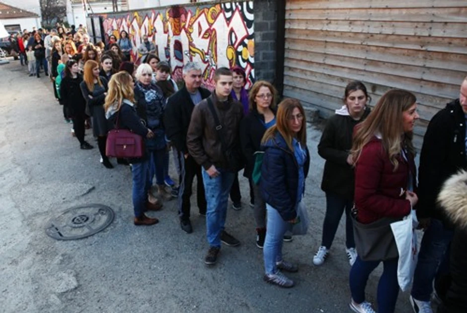 Strpljivo čekaju na ulazak