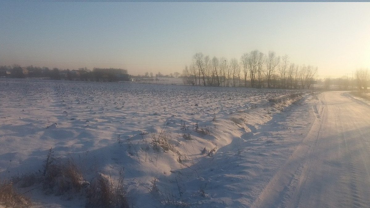 Jutro pogodne niebo głównie w południowo – wschodniej części kraju. Tu lokalnie powinno być prawie bezchmurnie. Poza tym na ogół spodziewajmy się dużego zachmurzenia, a w województwach północno – zachodnich – również umiarkowanych opadów śniegu. W wielu miastach niestety można spodziewać się smogu.