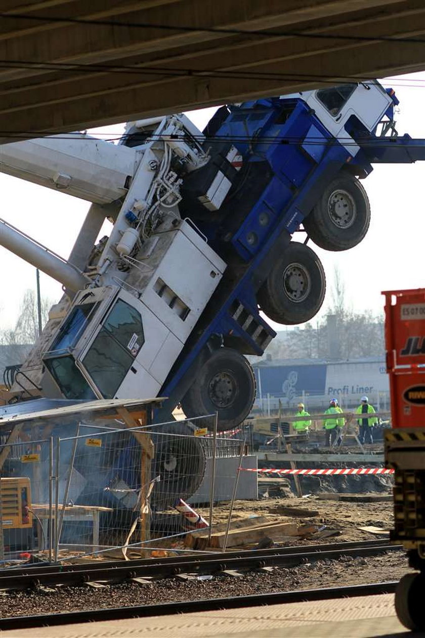 Dźwig runął na dworcu, bo operator był pijany!