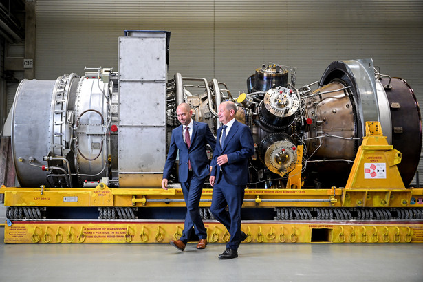 Prezes Siemens Energy Christian Bruch i Olaf Scholz