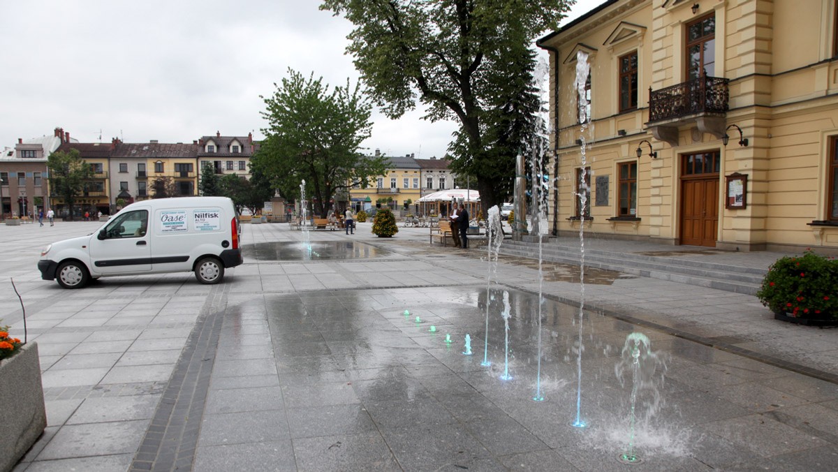 Fontanna przed ratuszem w Nowym Targu, uszkodzona podczas juwenaliów, już działa. W czwartek firma wskazana przez Strabag - wykonawcę rewitalizacji Rynku - naprawiła uszkodzone elementy urządzenia.