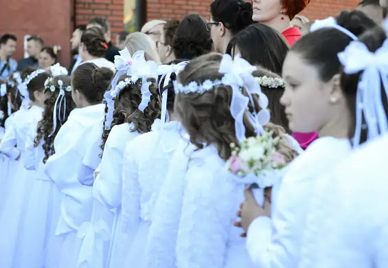 Ile dać w kopercie na komunię? Tyle co na wesele? Podajemy konkretne kwoty