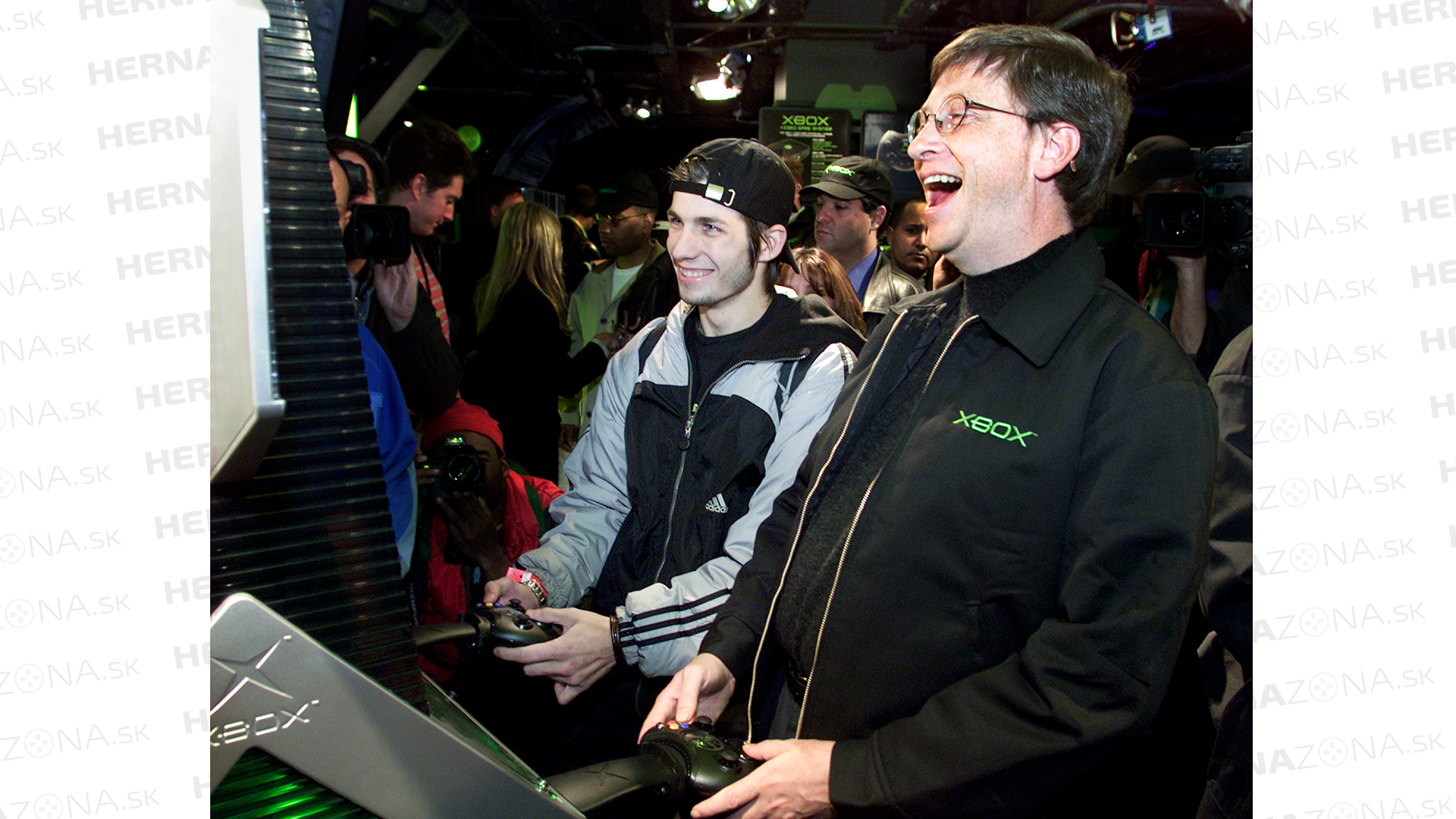 Bill Gates počas spustenia predaja prvého Xboxu.