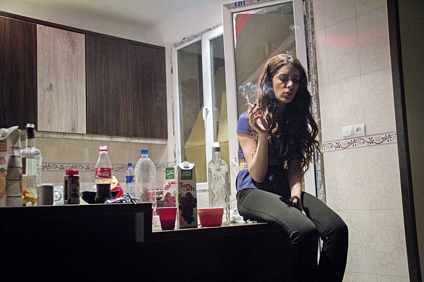 Zohreh puši poslednju cigaretu pred spavanje (FOTO: Fabrica)