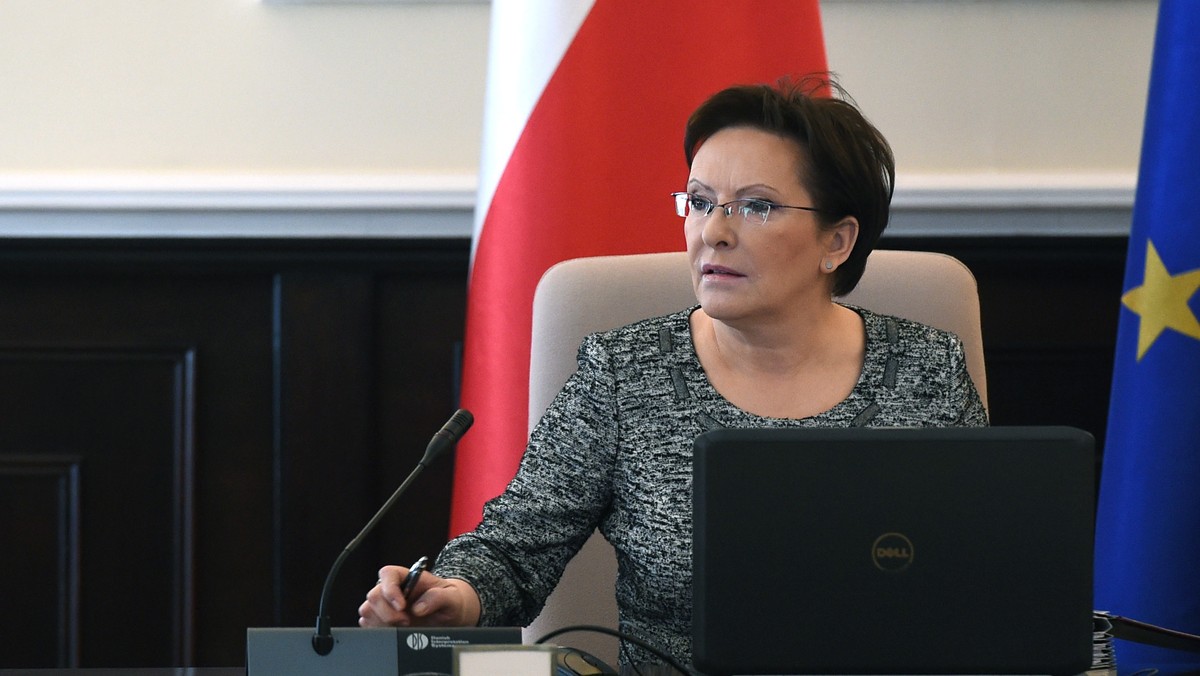 Premier Ewa Kopacz powiedziała we wtorek, że "dołoży wszelkich starań", aby Warszawa otrzymała wsparcie potrzebne do naprawy mostu Łazienkowskiego. Jak dodała, rozmawiała w tej sprawie z przedstawicielami kilku resortów, w tym finansów.