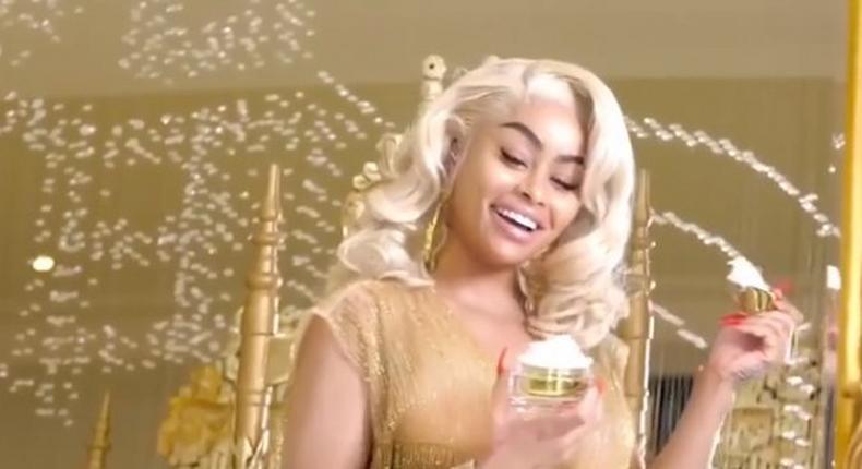 Blac Chyna get too much love from a male admirer while she was reportedly visiting a club in Abuja.