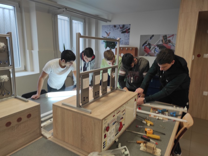 Sem za praktičnu obuku đaka, Trening centar je namenjen i za prekvalifikacije odraslih i obuke za poslodavce