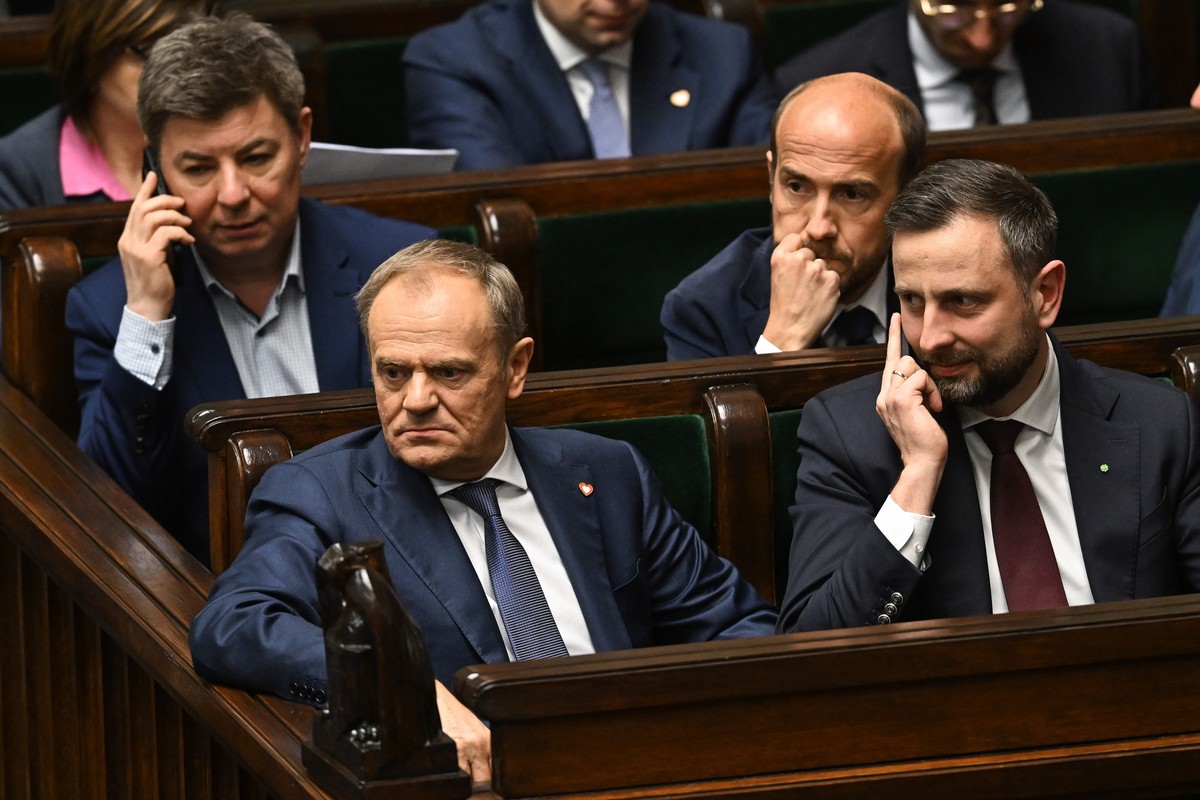 Premier Donald Tusk (2L), wicepremier, minister obrony narodowej Władysław Kosiniak-Kamysz (P), szef Kancelarii Prezesa Rady Ministrów Jan Grabiec (L) oraz minister aktywów państwowych Borys Budka (2P) na sali obrad Sejmu w Warszawie, 12 bm. (jm) PAP/Radek Pietruszka