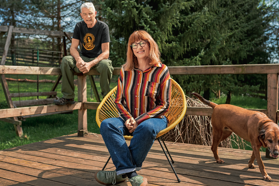 On pisze, ona pisze i zarządza: Monika Sznajderman i Andrzej Stasiuk od 28 lat bezkompromisowo prowadzą Wydawnictwo Czarne, wydając tylko taką literaturę, którą sami uważają za wartościową.