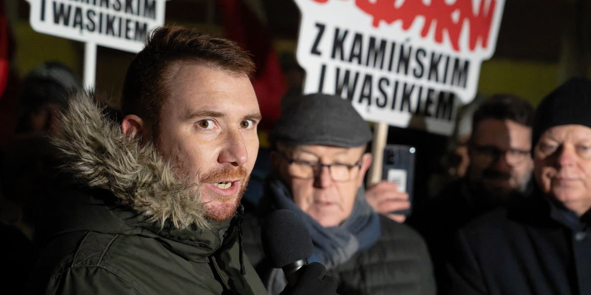 Kacper Kamiński na proteście przed radomskim zakładem karnym w obronie Mariusza Kamińskiego