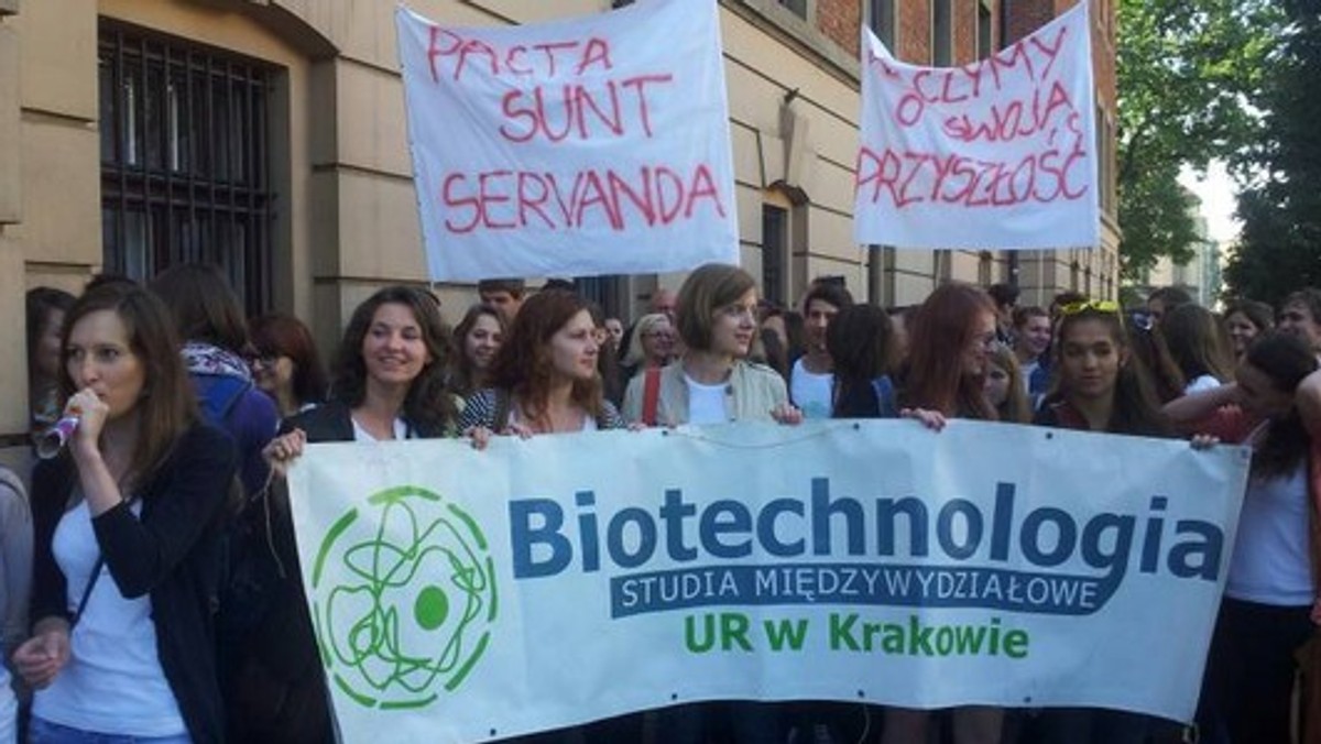 Przed Uniwersytetem Rolniczym w Krakowie odbył się strajk studentów biotechnologii. Protestowali przeciwko zmianom, które chce wprowadzić uczelnia. Ta zamierza przenieść ich kierunek na inny wydział.