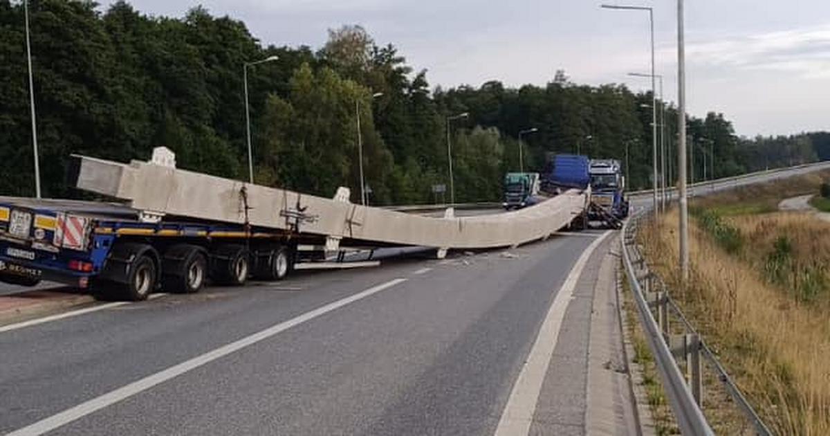  51-tonowy kolos spadł z ciężarówki i blokuje ruch na DK50. Trasa długo nie będzie przejezdna