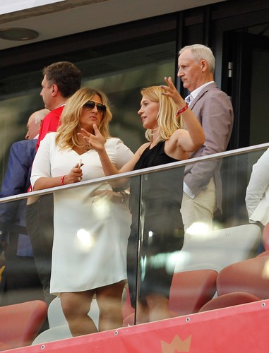 Piękne partnerki piłkarzy, celebryci i VIP-y na meczu Polska - Gruzja