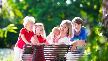 emerytura za 4 dzieci 2025 - od kiedy? jaka emerytura dla matek 4 dzieci, które pracowały? ile lat można doliczyć do emerytury za dzieci? netto brutto warunki ile wynosi wniosek zus gov