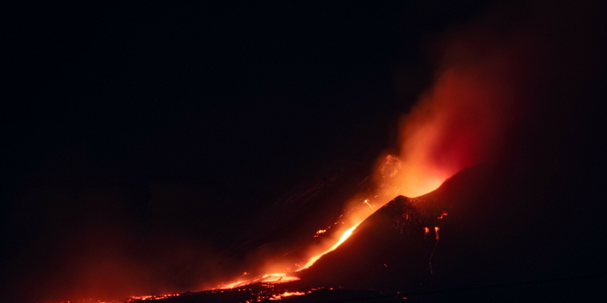 Kamery monitoringu zarejestrowały spektakularne sceny obrazujące nocne przebudzenie wulkanu. 