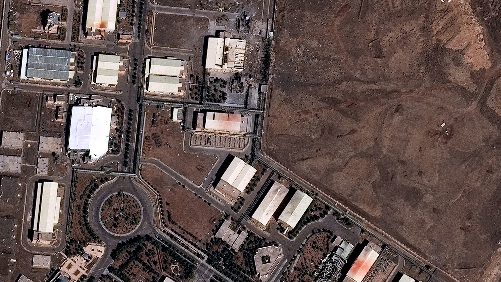 Satelitná snímka ukazuje bližší pohľad na jadrové zariadenie v Natanze s poškodením novej budovy