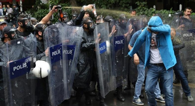 Turkish police used tear gas and water cannon to break up the demonstration in favour of two hunger strikers protesting their sacking following last year's attempted coup