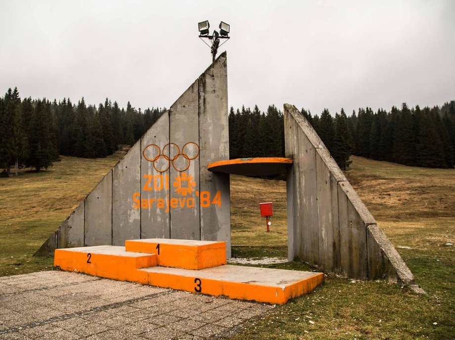 Podium znajdujące się na terenie obiektu do skoków narciarskich.