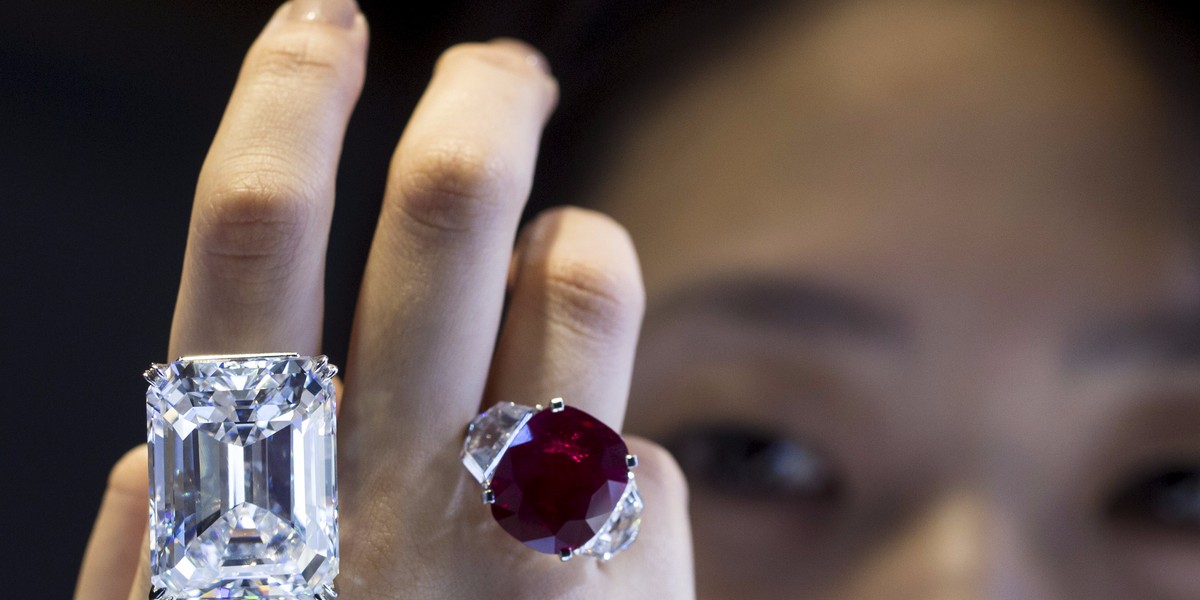 A model displays both a 100.20 carats (L) and a 25.59 carats.