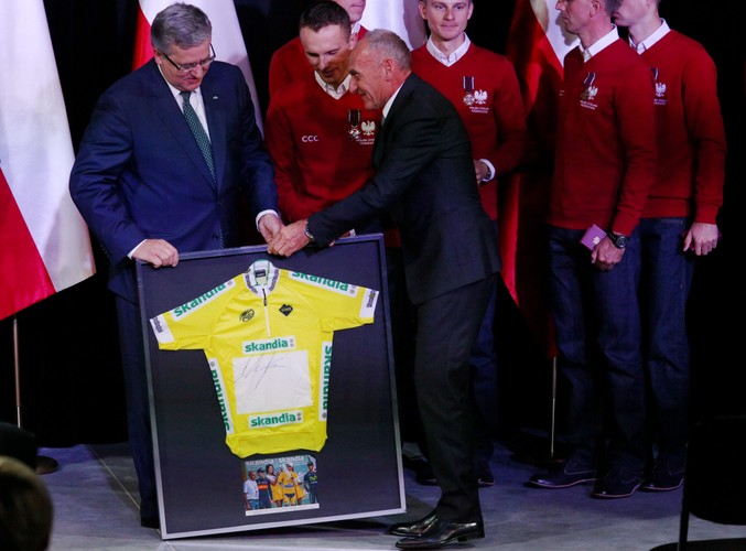 Michał Kwiatkowski i Rafał Majka odznaczeni przez Bronisława Komorowskiego. ZDJĘCIA