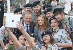 Selfie z harcerzami, spacer z córką gen. Andersa, kombatanci. Tusk na Monte Cassino