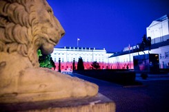 Obrzucili jajkami samochody wyjeżdżające z Pałacu Prezydenckiego. 'Policja szybko ujęła cztery osoby'