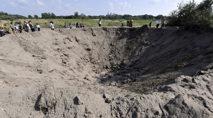 Az amerikai rombolóbomba ekkora krátert hagyott /Fotó: MTI/Illyés Tibor