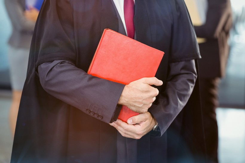 O ile prawo zatrzymanego do kontaktu z adwokatem jest zagwarantowane w kodeksie postępowania karnego, o tyle polskie przepisy w ogóle nie regulują kwestii obecności adwokata osoby podejrzanej podczas czynności procesowych z jej udziałem.