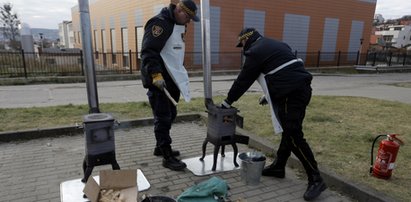 Strażnicy miejscy uczą jak palić w piecu!