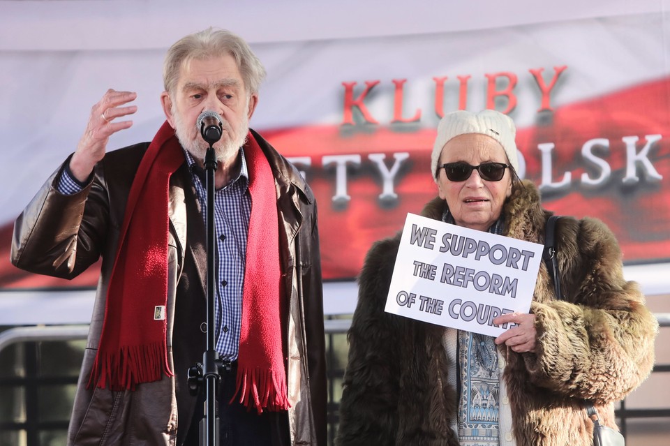 20208112 - WARSZAWA TK DEMONSTRACJA POPARCIA REFORMY SĽDOWNICTWA (Andrzej Gwiazda, Joanna Duda-Gwiazda)