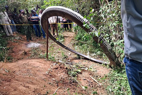 (FOTO) METALNI PRSTEN OD 500 KG PAO NA SELO Meštan