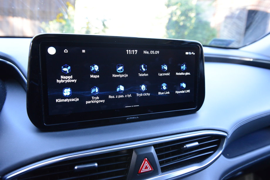 Hyundai Santa Fe - na środku kokpitu jest duży, dotykowy ekran. To tu skonfigurujemy auto albo obsłużymy nawigację. Można też podłączyć smartfona.