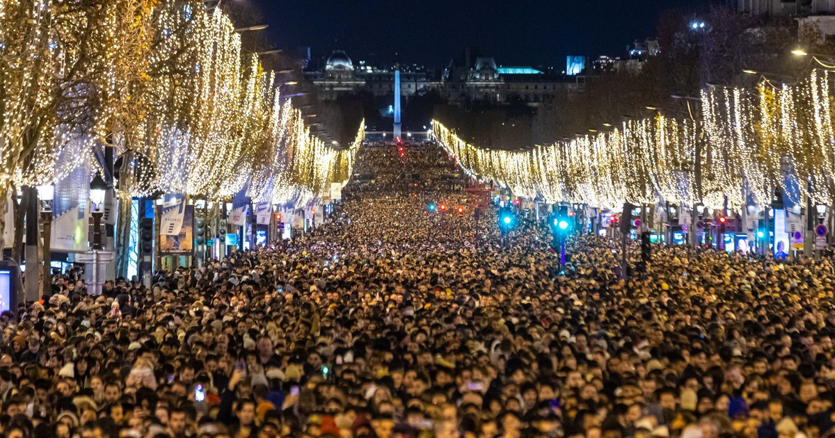 Prawie 700 aut spalono podczas sylwestra we Francji. MSW: było spokojnie