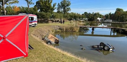 Ze stawu wystawały koła. Samochód nie był pusty. Tragedia pod Kętrzynem