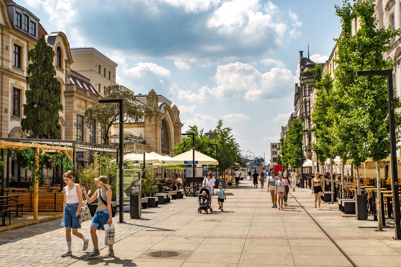 Katowice, ul. Dworcowa, kiedyś parking, a dzisiaj deptak z zielenią, ogródkami restauracji i fontanną