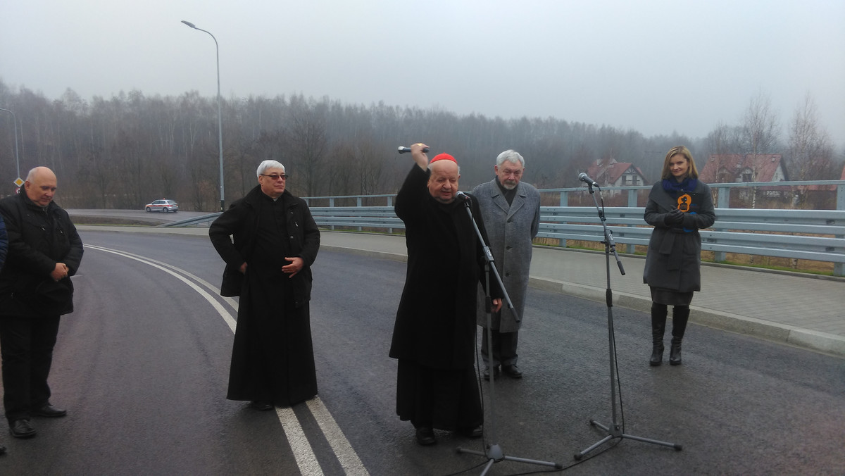 Kardynał Stanisław Dziwisz poświęcił nowy układ drogowy w rejonie Białych Mórz przy Centrum Jana Pawła II w Łagiewnikach, który dzisiaj został oficjalnie oddany do użytkowania. Inwestycja kosztowała 14 mln zł.