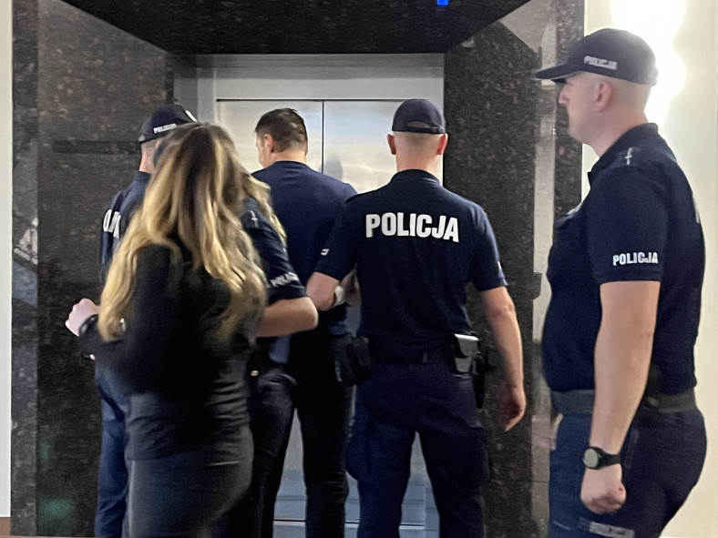 Oskarżeni Krzysztof L. i jego konkubina Sylwia M. na korytarzu sądowym