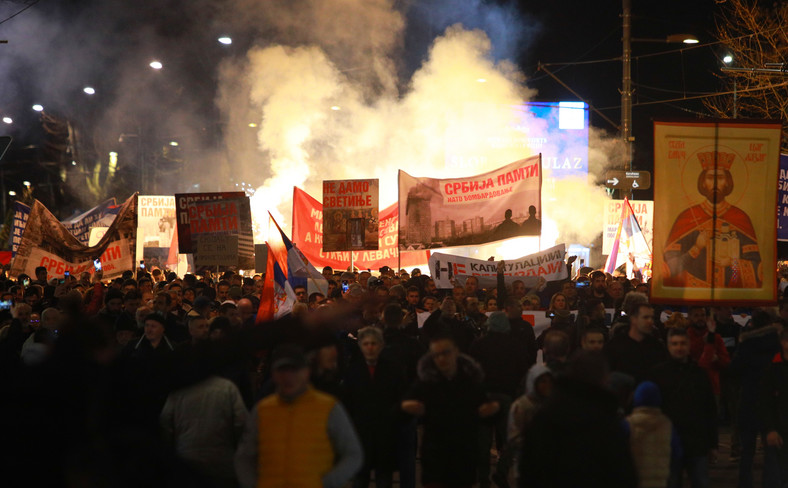 Protest przeciwko "francusko-niemieckiemu planowi", wspieranemu przez USA i Unię Europejską, który ma na celu poprawę stosunków Serbia-Kosowo, Belgrad, 18 marca 2023 r.