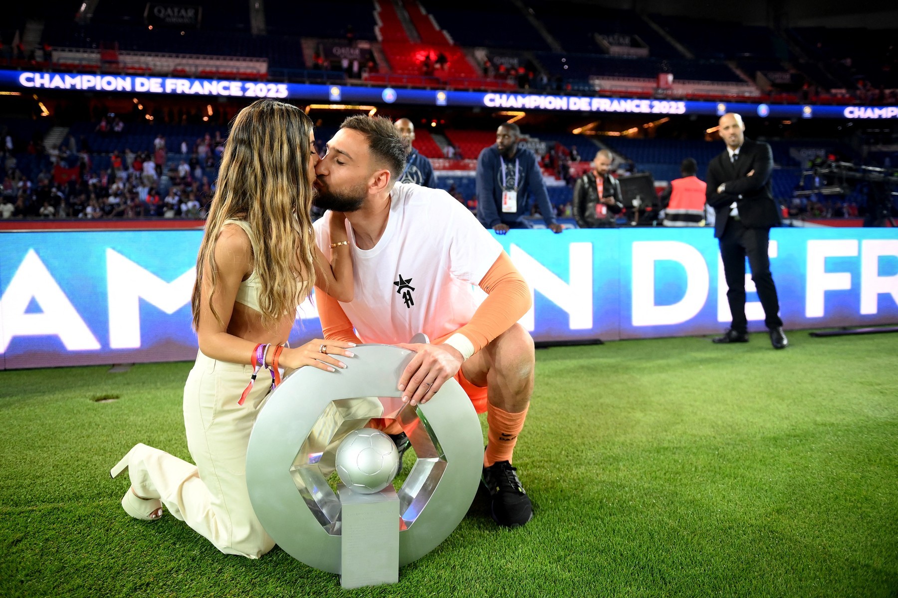 Brankár PSG Gianluigi Donnarumma s priateľkou.