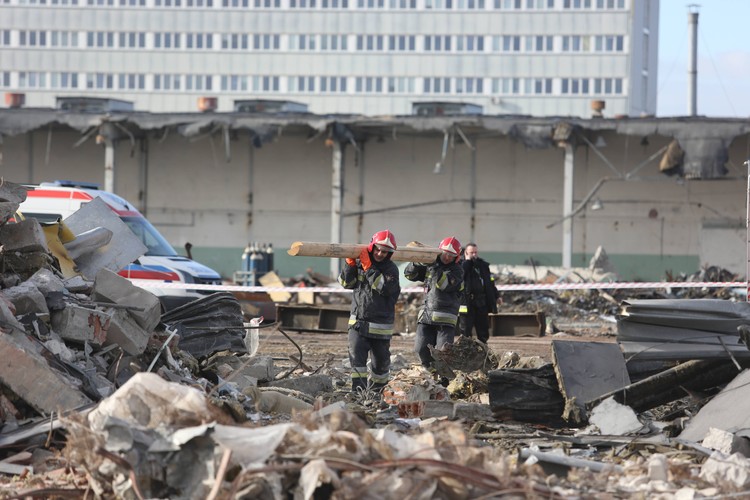Akcja straży pożarnej na miejscu katastrofy budowlanej